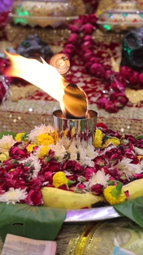 Vertical Slow Motion Shot of Indian Wedding Rituals Ceremony 스톡 동영상 331560309