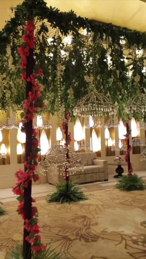 Vertical Slow Motion Shot of Indian Wedding Venue Decoration in India Vídeo Stock 337405266