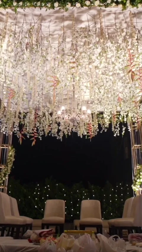 Vertical Slow Motion Shot of Indian Wedding Venue Decoration in India Stockbeeldmateriaal 337405757