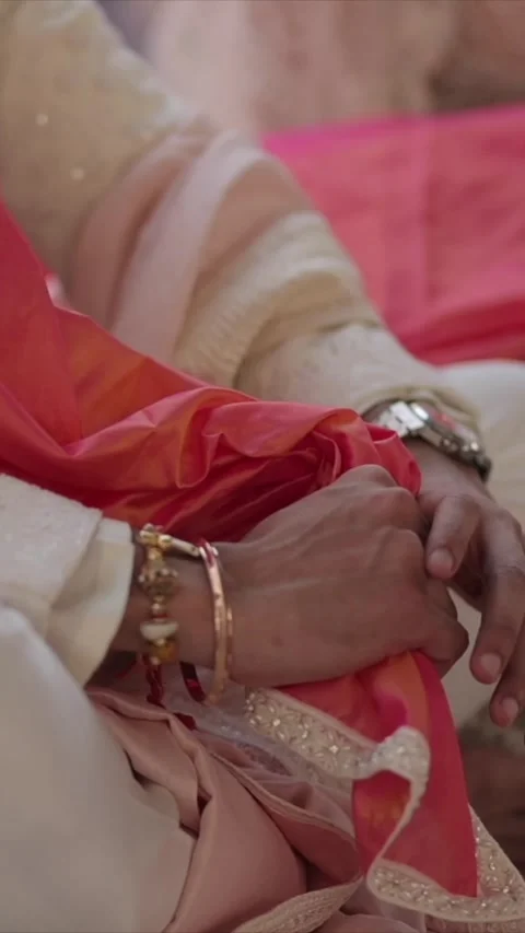 Vertical Slow Motion Shot of Indian Wedding Rituals Ceremony 動画素材 337453262