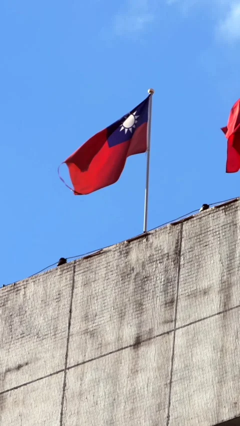 Vertical Slow motion of Taiwan flags on building rooftop Stock Footage 317904800