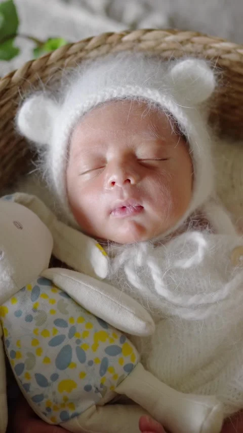 Vertical slow-motion video of a Taiwanese 8-day-old baby 動画素材 273702235