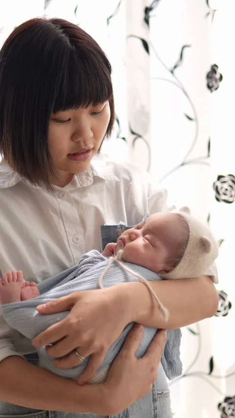 Vertical slow-motion video of a Taiwanese mother in her 20s Video stock 274370192