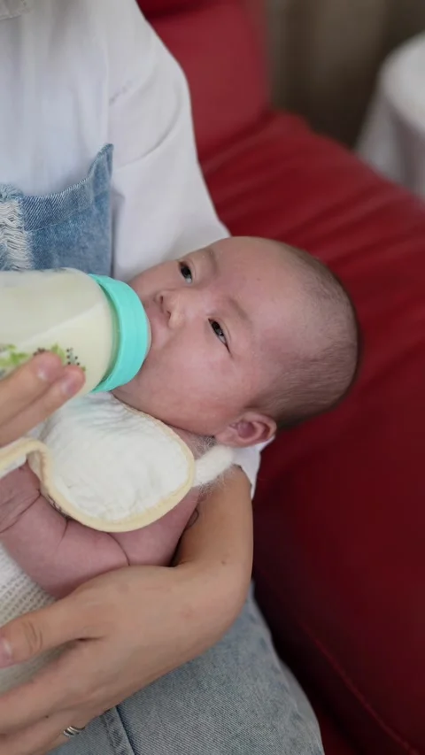 Vertical slow motion video of a Taiwanese mother and father 動画素材 274374028