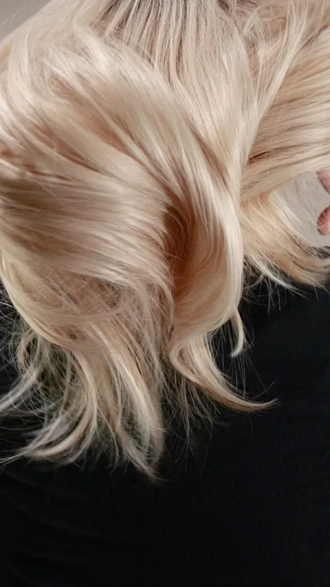 Vertical slow motion video of unrecognizable model with long blond straight hair Video stock 294666533