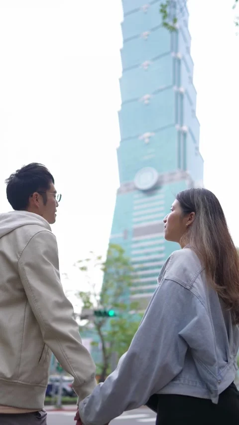 A vertical slow-motion video of a young Taiwanese couple 動画素材 280019885