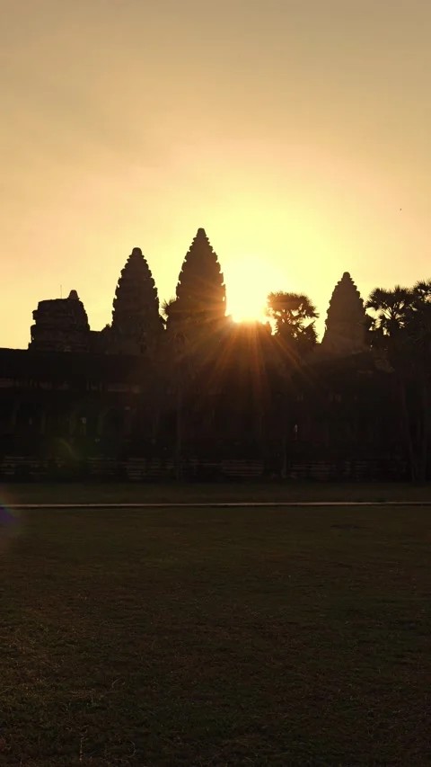 Vertical Slow Slide Right of Angkor Wat at Sunrise in Siem Reap Video stock 325018749