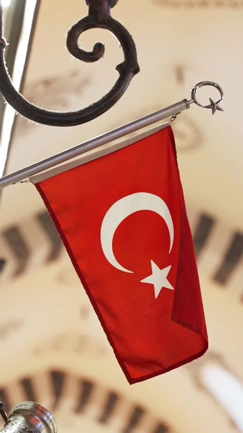 Vertical small national flag of Turkey on the wall in the Spice Bazaar or Vídeo Stock 303739396