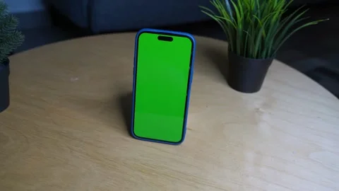 Vertical Smartphone with Green Screen on Table – Static Setup for App Demos. Stock-Footage 310039838