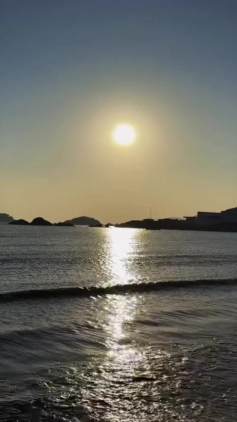 Vertical  Sparkling Sun Reflection on Sea Waves during Golden Hour 動画素材 332473732