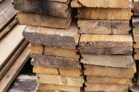 Vertical stack boards old cracked weathered building material background desi Foto stock