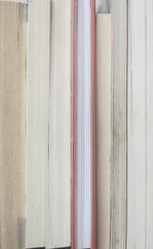 A vertical stack of books. An old pile of books completely fill the space Fotos de archivo