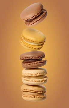 A vertical stack of five multi-colored macarons in chocolate, vanilla, and .. 스톡 사진