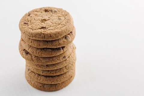 Vertical stack of round chip cake cookies with chocolate on white surface Stock-Fotos