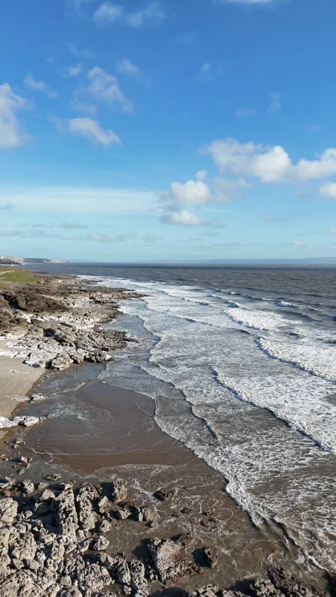 Vertical Static Aerial View of Ocean Waves and Rocky Coast 4K Vidéo 334068845