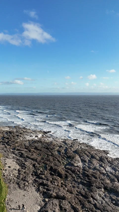 Vertical Static Drone View of Rocky Coast and Ocean Waves 4K Vidéo 334070991
