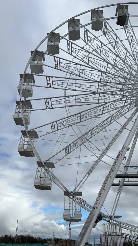 Vertical. Static ferris wheel, cabins swinging in the breeze. Stock-Footage 335692391