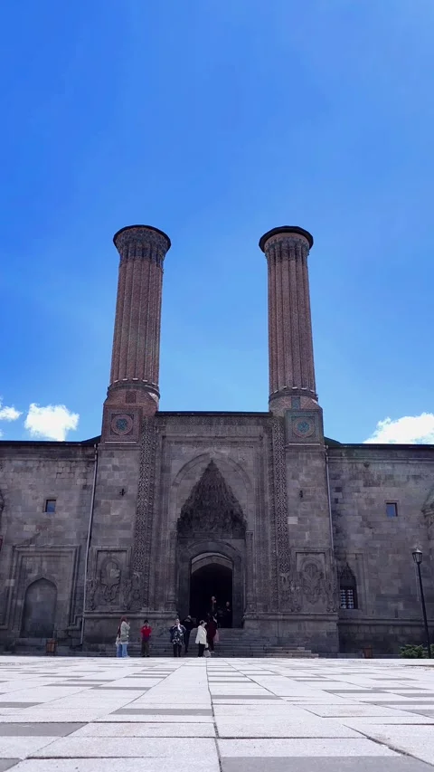 Vertical static medium shot focusing on the symmetry of the Twin Minaret Vídeos de archivo 334029688