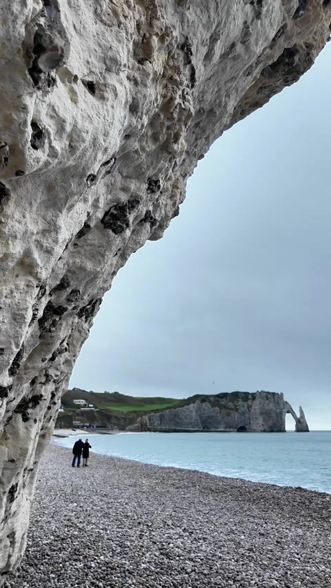 Vertical static shot of the iconic Étretat cliffs and pebble beach under an over Vídeos de archivo 332861984