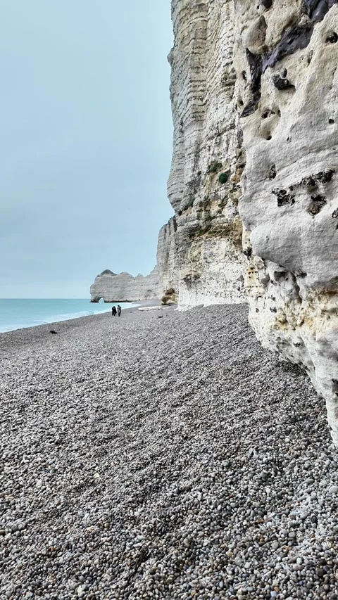 Vertical static shot of the iconic Étretat cliffs and pebble beach under an over Vídeos de archivo 332861985