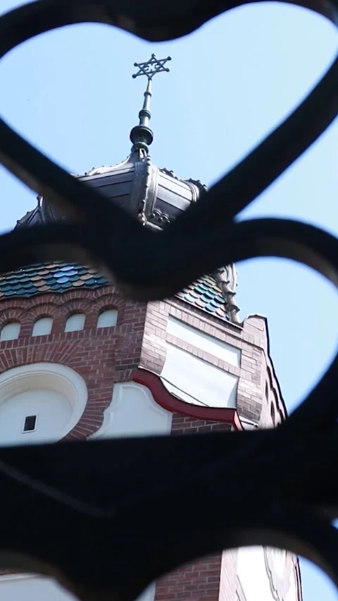 Vertical Static Shot of Synagogue Dome Through Wrought Iron Fence 動画素材 330368991