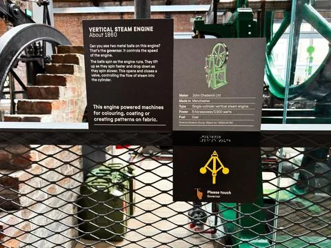 Vertical steam engine display with governor and interpretive sign at an ind.. Foto stock