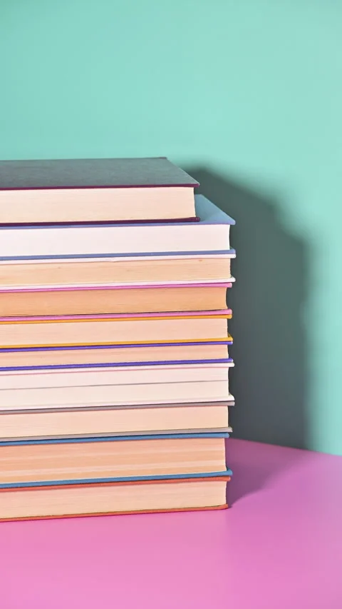 Vertical Stop Motion of Ordering a Pile of Books Vidéo 258597770