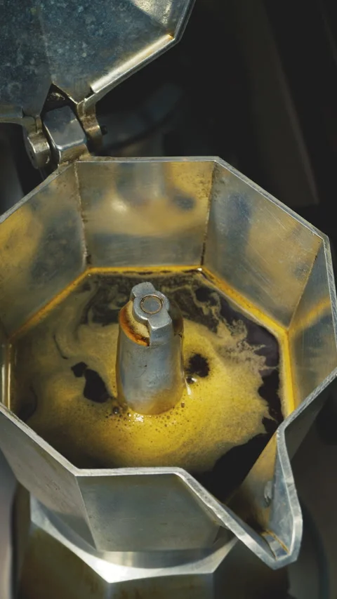 Vertical – A stove top coffee pot, filling up as it brews. Video stock 283395673