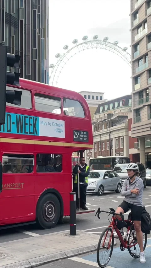 Vertical Street View of Traffic and Urban Architecture in London England Видео 334701731