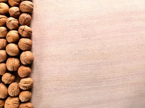 Vertical strip of walnuts on the table Foto stock