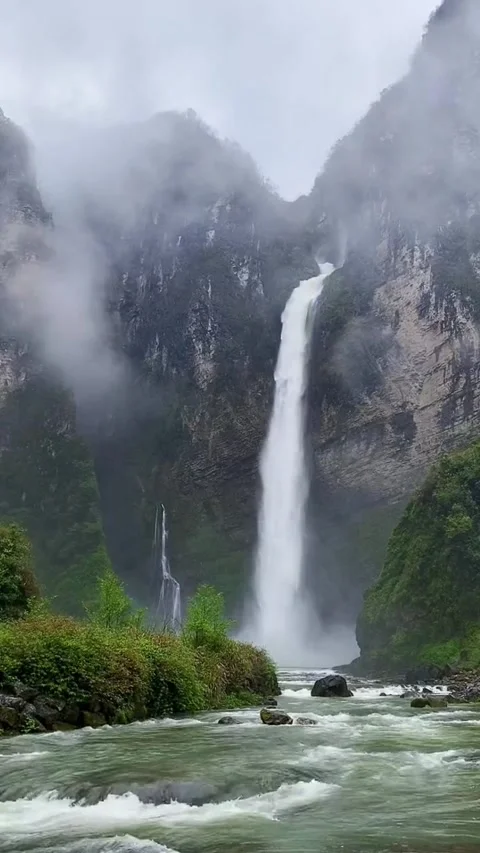 Vertical Stunning High Drop Waterfall Shrouded In Clouds Vídeo Stock 334773935