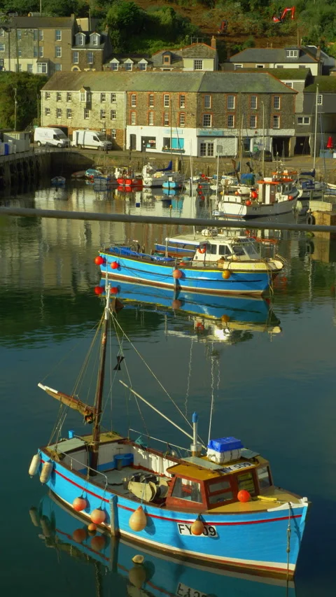 Vertical - Sunlit corner of a quiet harbour quay in Cornwall, England. Vídeos de archivo 287442519