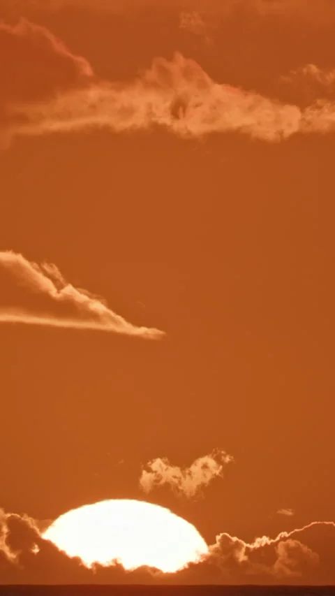 Vertical Sunrise Timelapse Rio: Amber Sky With Large Sun Emerging Above Clouds Video stock 301041925
