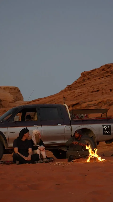 Vertical sunset campfire scene in Wadi Rum with couple and storytelling Vídeo Stock 331306690