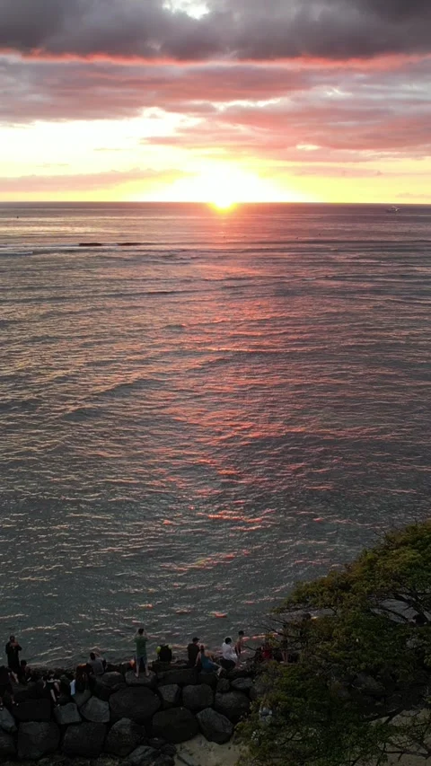 Vertical Sunset Drone View Over Waikiki Beach, Honolulu Vidéo 348420685