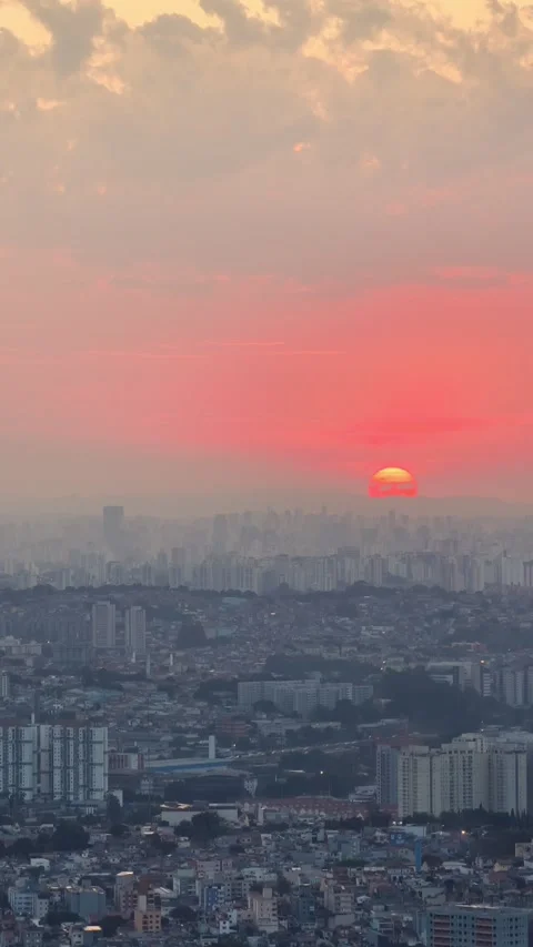 Vertical Sunset Over Hazy São Paulo Skyline Vidéo 343996698