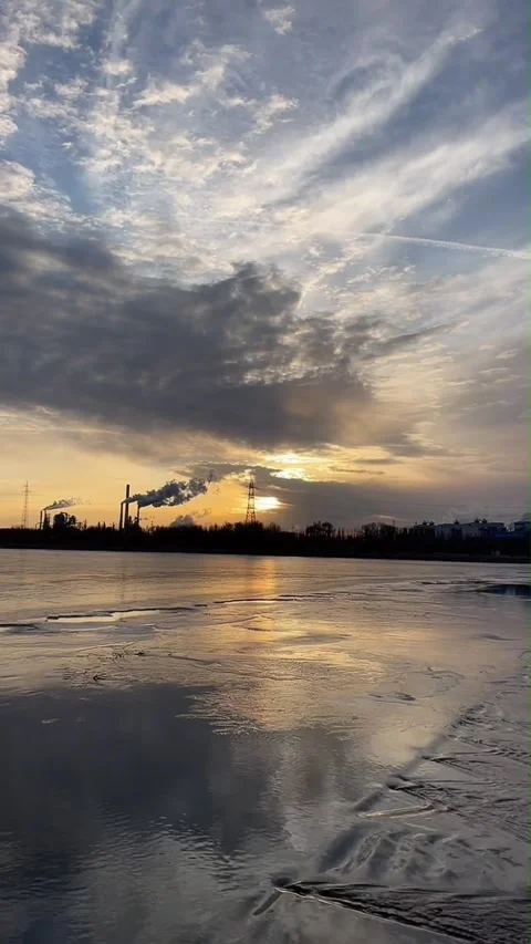 Vertical Sunset over Industrial Area in North China Winter Timelapse Stockbeeldmateriaal 333488452