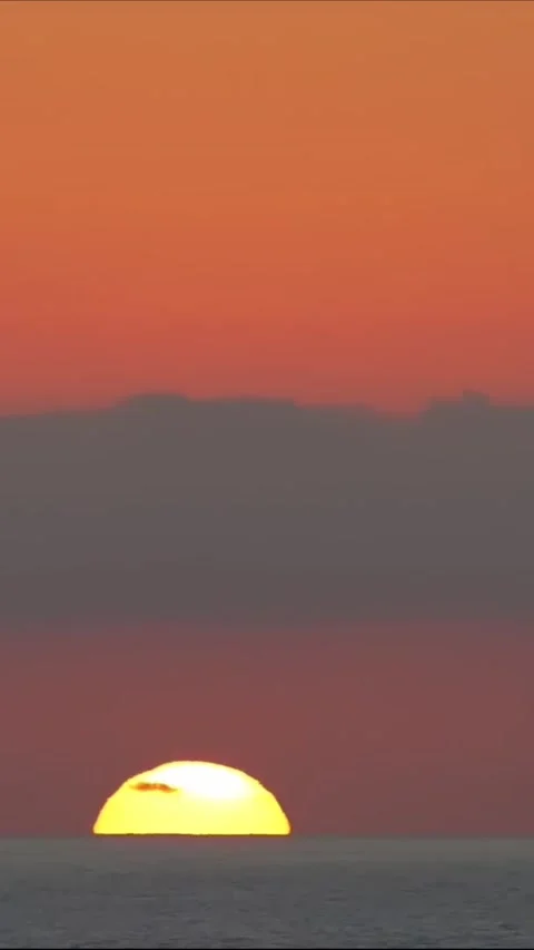 Vertical Sunset over Ocean Horizon with Warm Dusk Sky Stock-Footage 333920242