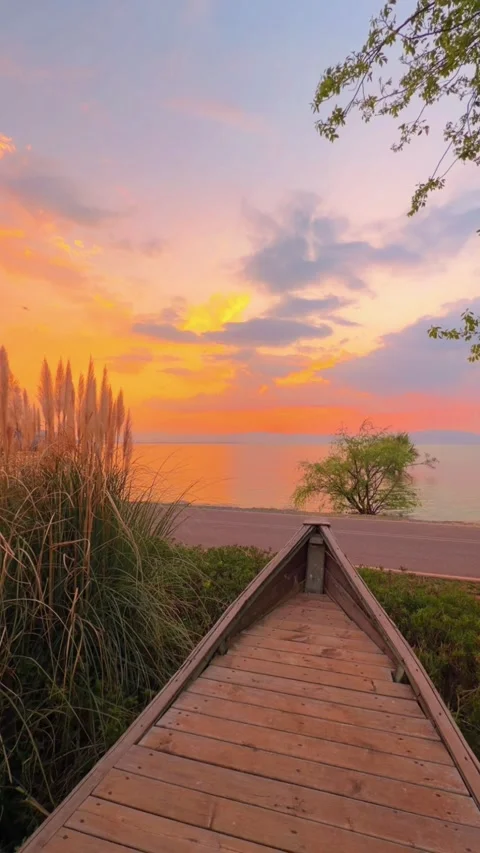 Vertical Sunset Silence and Rustic Boat at Erhai Lake 库存影片 332468194