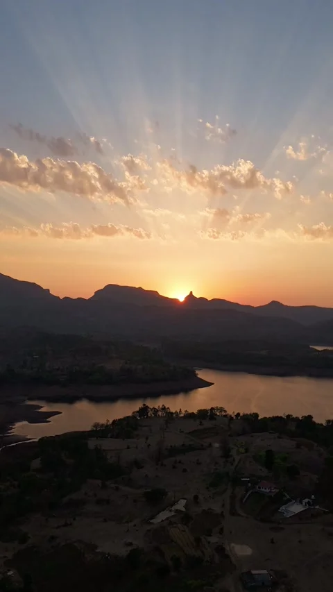 Vertical sunset timelapse over Bhandardara lake Sahyadri India Vídeos de archivo 341126927