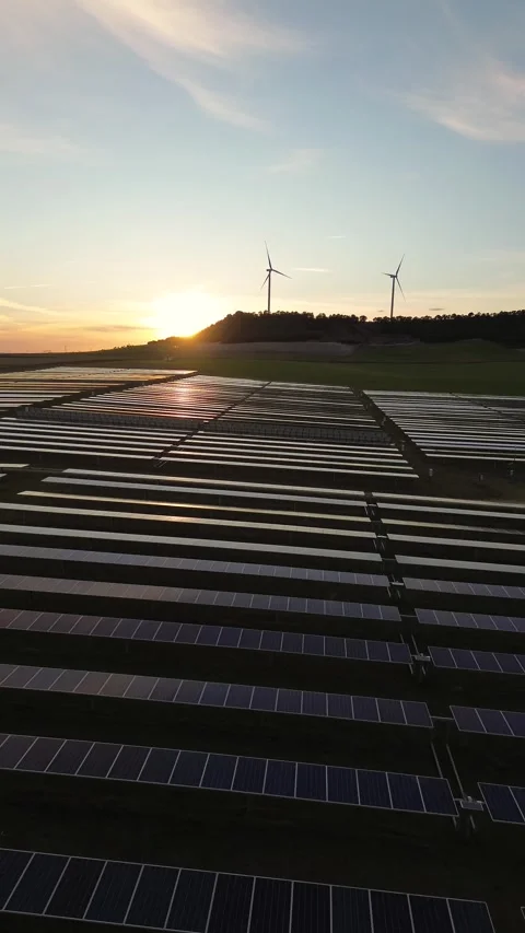 Vertical Sunset View of Solar Panels and Wind Turbines Renewable Energy Vidéo 330051297