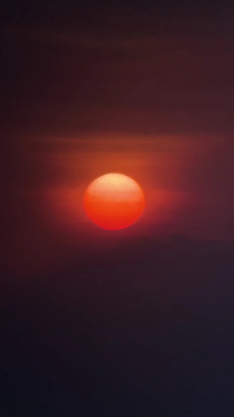 Vertical Telephoto Close Up View Of Big Red Sun Setting In Bali 库存影片 342266209