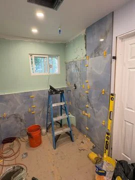 Vertical Tiling Progress in a Modern Bathroom Renovation Project Foto stock