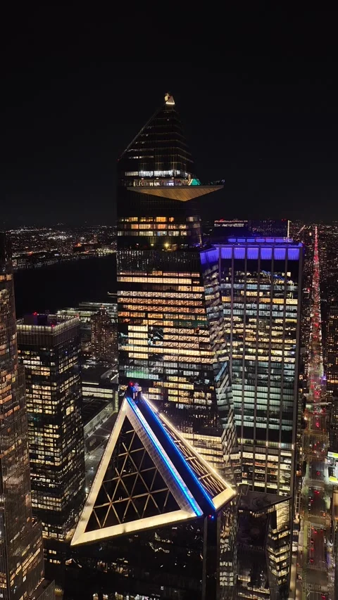 Vertical Tilt up aerial of Edge Observation Deck at 30 Hudson Yards at Night Vídeo Stock 344598036