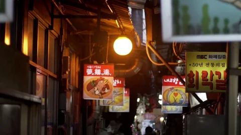 Vertical tilt down into narrow South Korean alley way, Seoul, South Korea 스톡 동영상 84756668