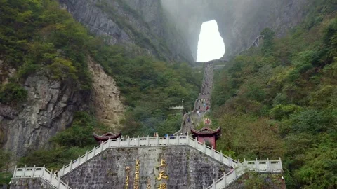Vertical Tilt Down of Tianmen Mountain Staircase to Heaven in Zhangjiajie China Vidéo 336804947