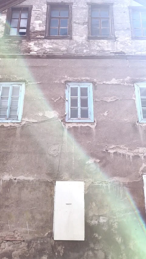 Vertical tilt up reveal capturing the distressed plaster walls and historical Vídeos de archivo 334659928