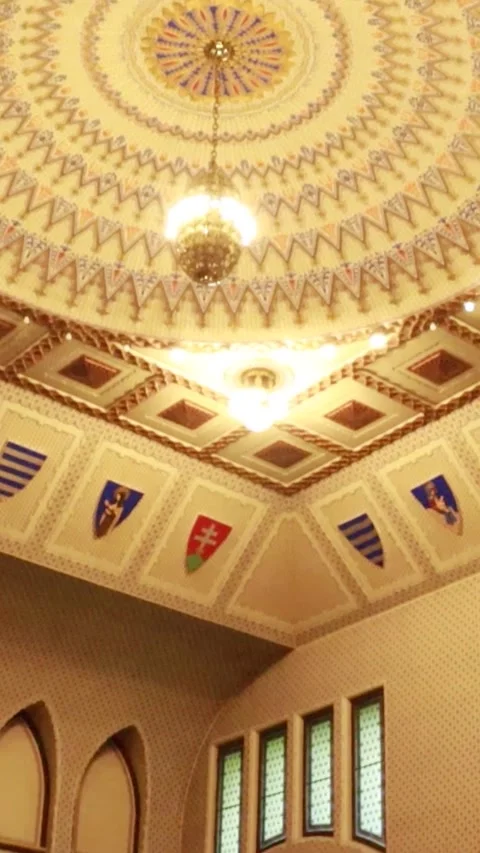 Vertical Tilt Up to Vintage Chandelier and Ornate Ceiling in Synagogue Vidéo 330368564