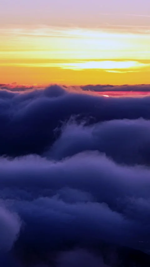 Vertical time lapse above moving fast thick fog, view on beautiful ocean of Stock-Footage 323216818