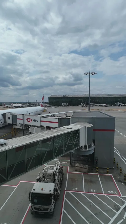 Vertical Time-Lapse of British Airways Planes at London Heathrow Airport Vídeo Stock 340427493